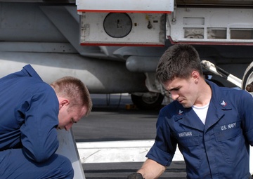Flight deck maintenance aboard USS Ronald Reagan