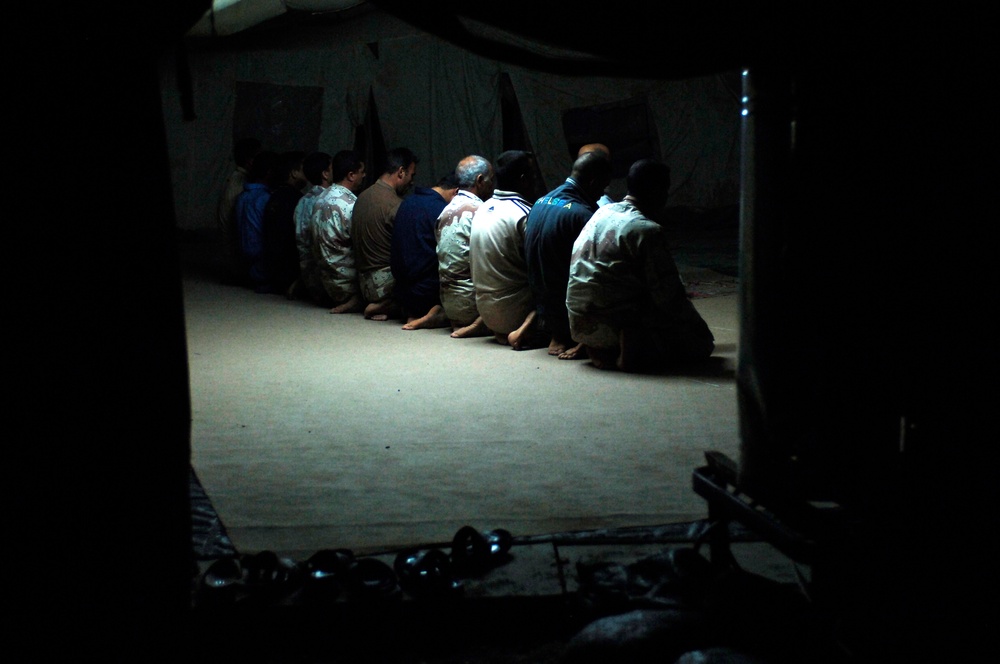 Iraqi Soldiers Observe Ramadan