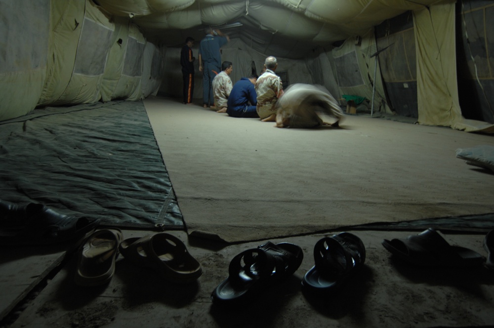 Iraqi Soldiers Observe Ramadan