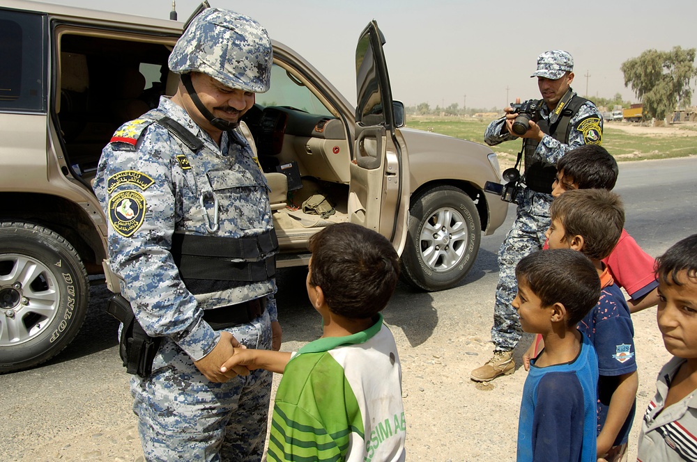 Iraqi National Police Commander Assesses Area of Operation