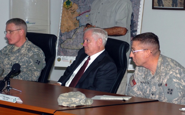 Secretary of Defense visits Iraqi, Multi-National Division - Baghdad leadership