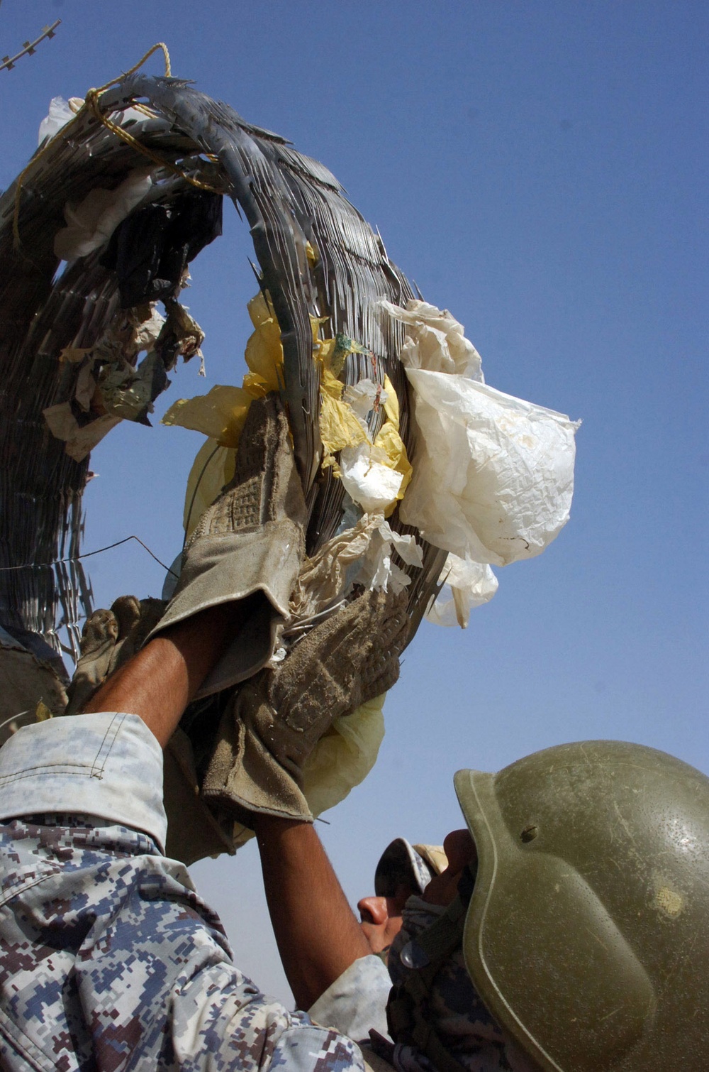 National Police, 2-30th Inf. Regt. Soldiers clear Baghdad streets of concertina wire