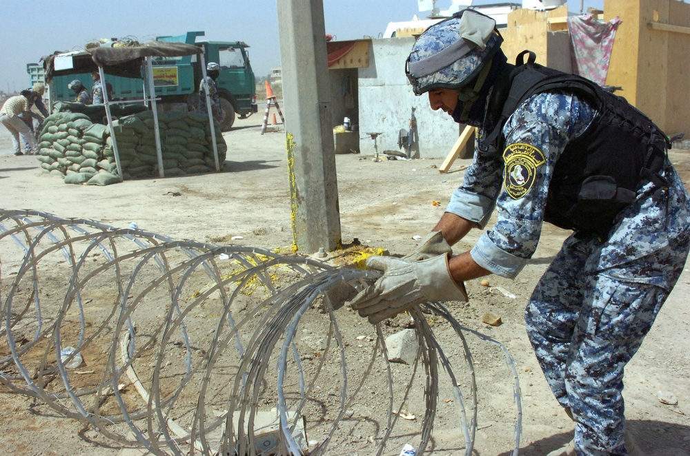 National Police, 2-30th Inf. Regt. Soldiers clear Baghdad streets of concertina wire