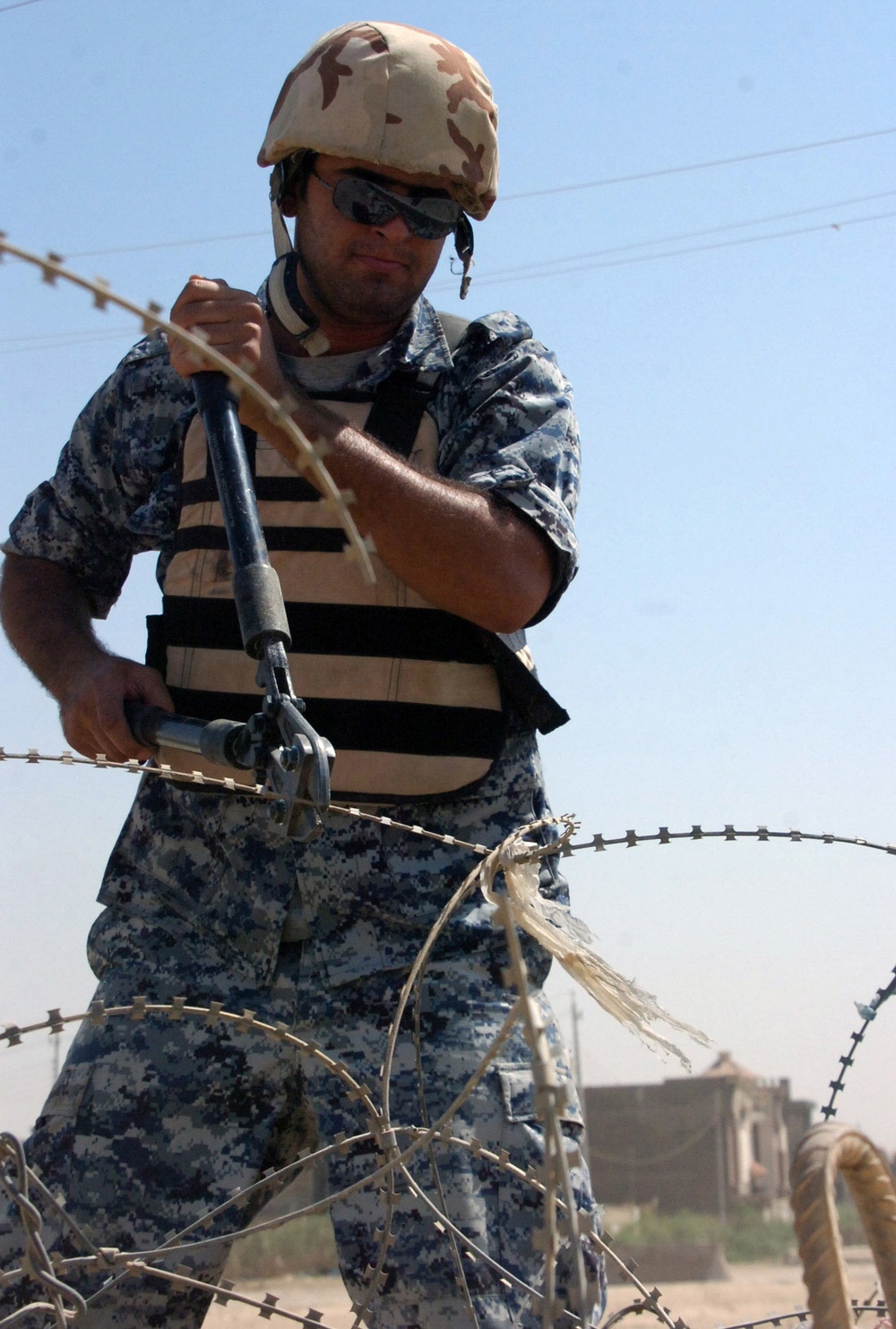 National Police, 2-30th Inf. Regt. Soldiers clear Baghdad streets of concertina wire