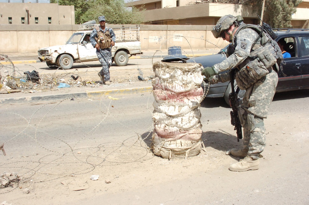 National Police, 2-30th Inf. Regt. Soldiers clear Baghdad streets of concertina wire