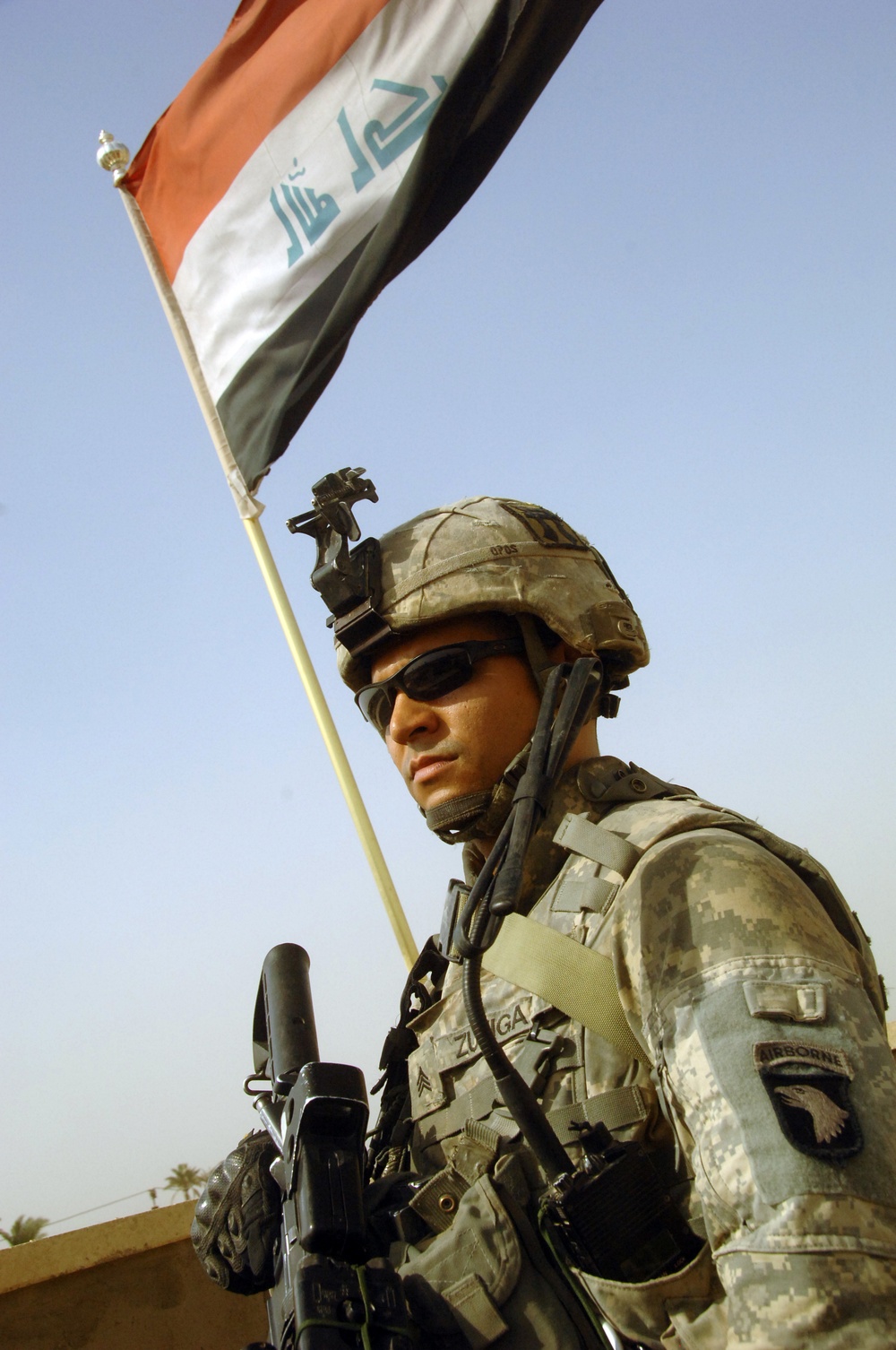 Iraqi, U.S. Soldiers provide security during market visit