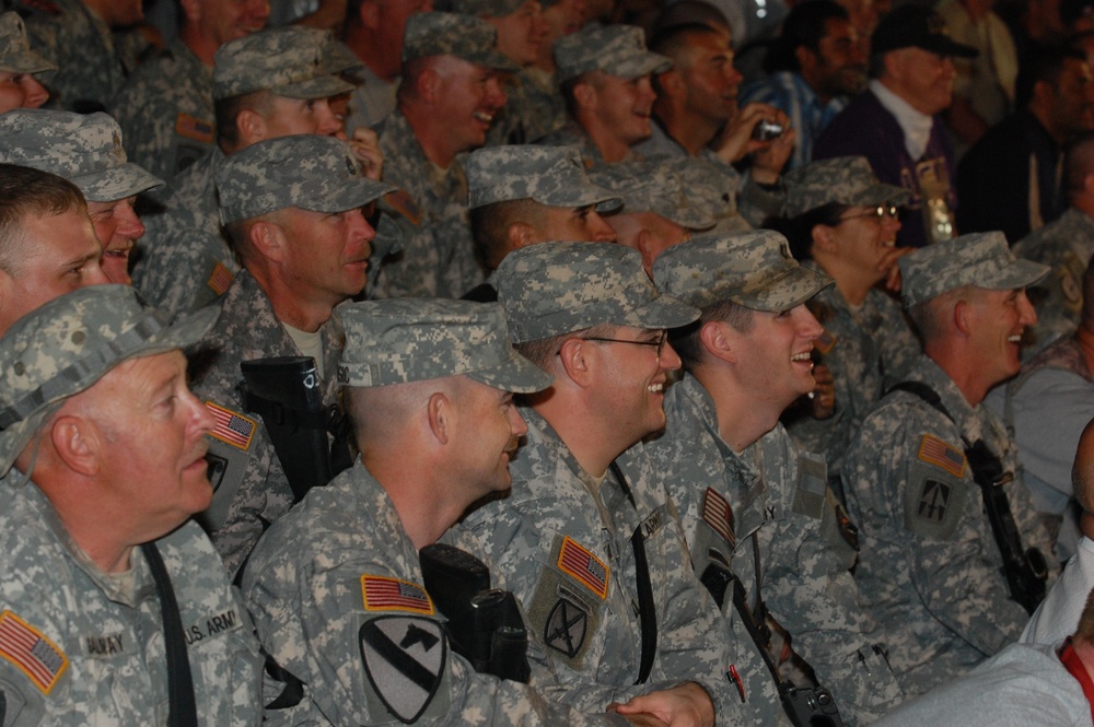 Trace Adkins Visits Q-West and 16th Sustainment Brigade