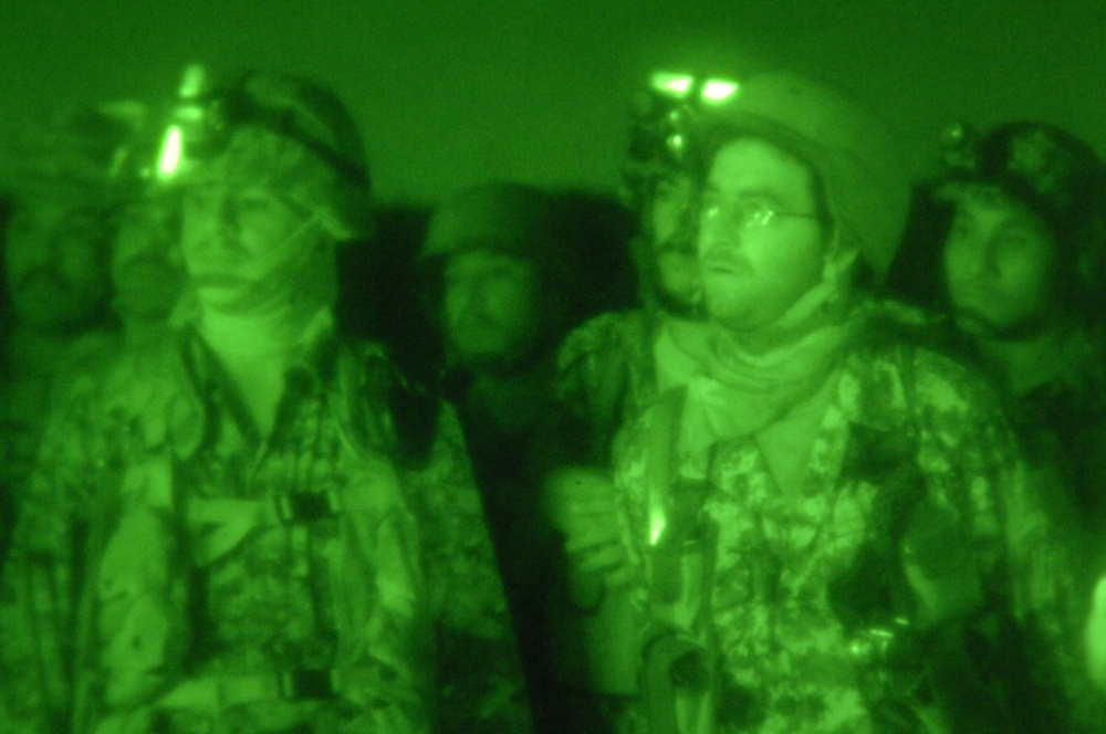 Iraqi, U.S. Soldiers Conduct Night Ops