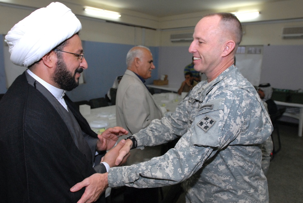 Iftar dinner helps quench hunger, maybe violence in Sadr City