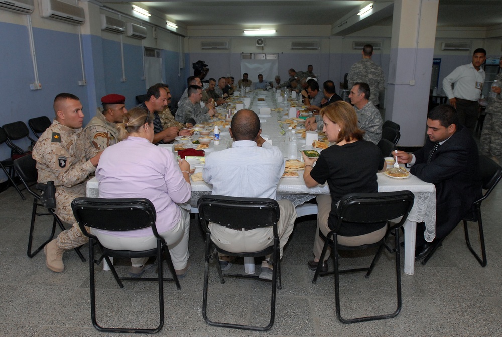 Iftar dinner helps quench hunger, maybe violence in Sadr City