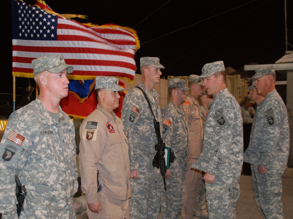 Task Force Shadow Soldiers receive prestigious aviation awards