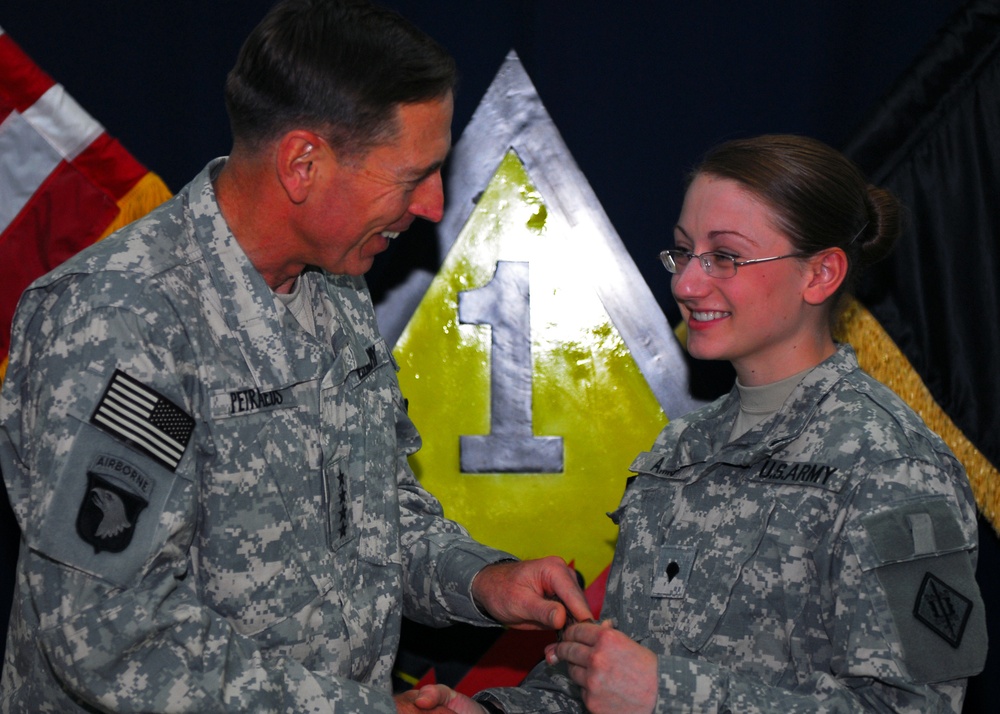 Gen. Petraeus visits COB Speicher
