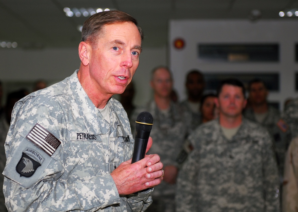 Gen. Petraeus visits COB Speicher