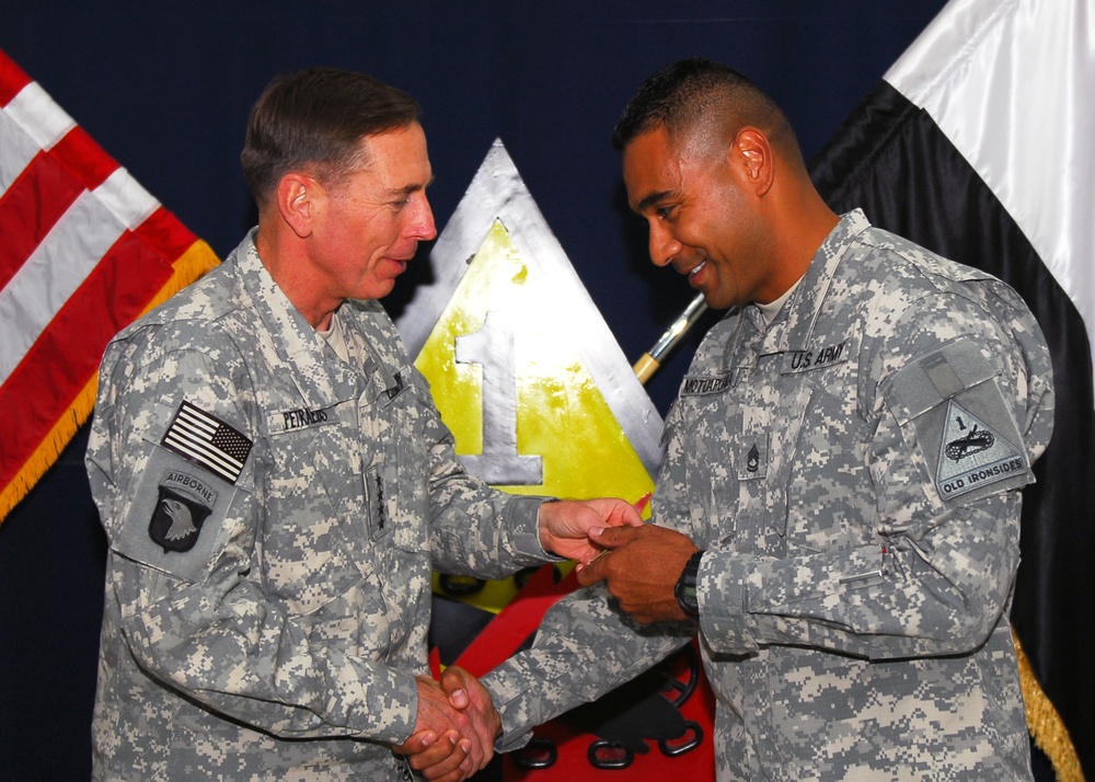 Gen. Petraeus visits COB Speicher