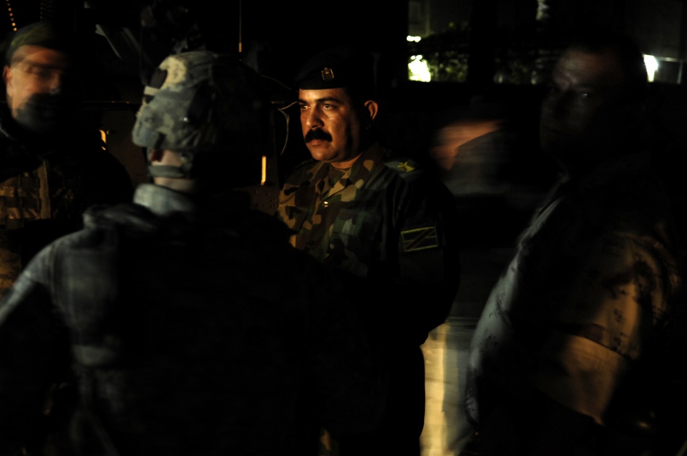 Iraqi, U.S. Soldiers Investigate Crime Scene