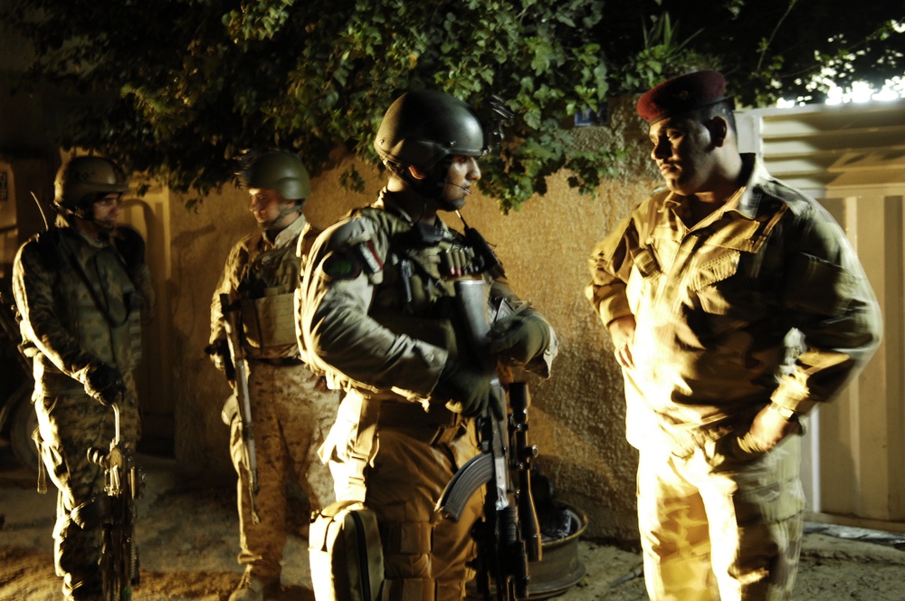 Iraqi, U.S. Soldiers Investigate Crime Scene