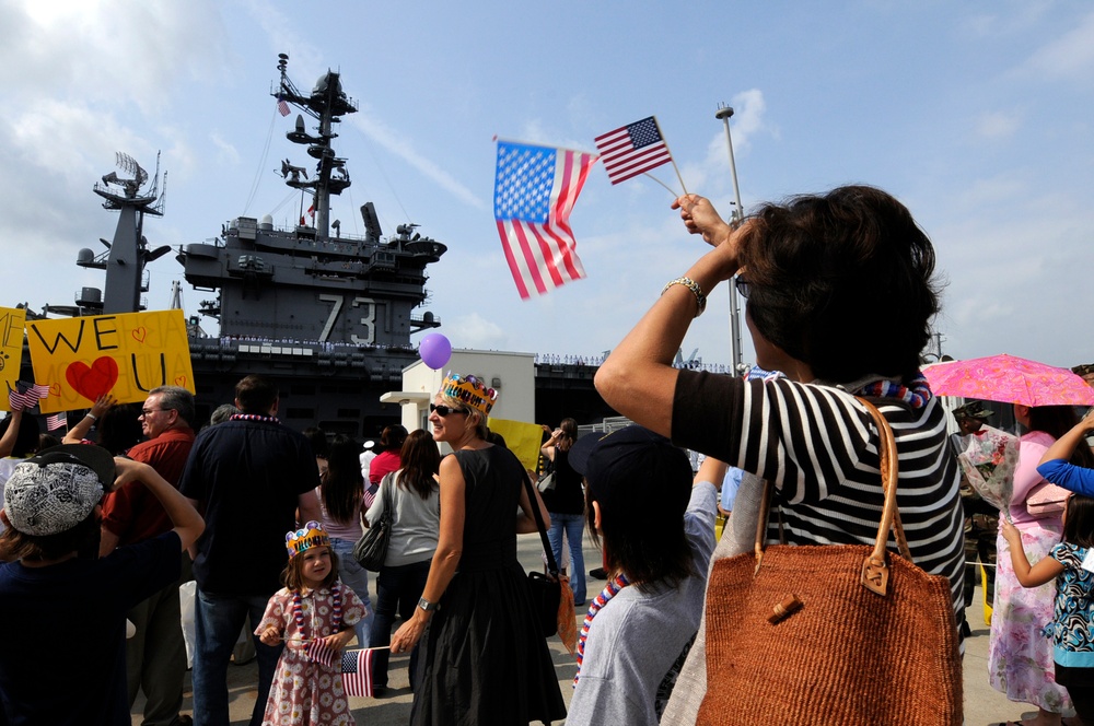 USS George Washington arrives in Japan