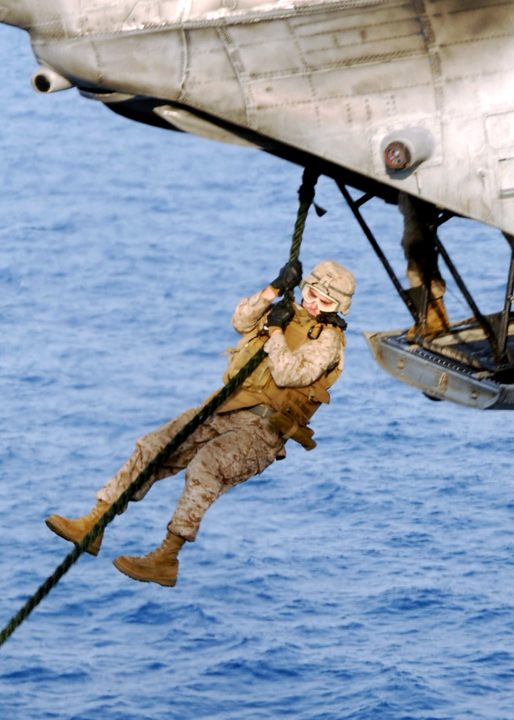 Marines practice fast-rope techniques on Red Sea