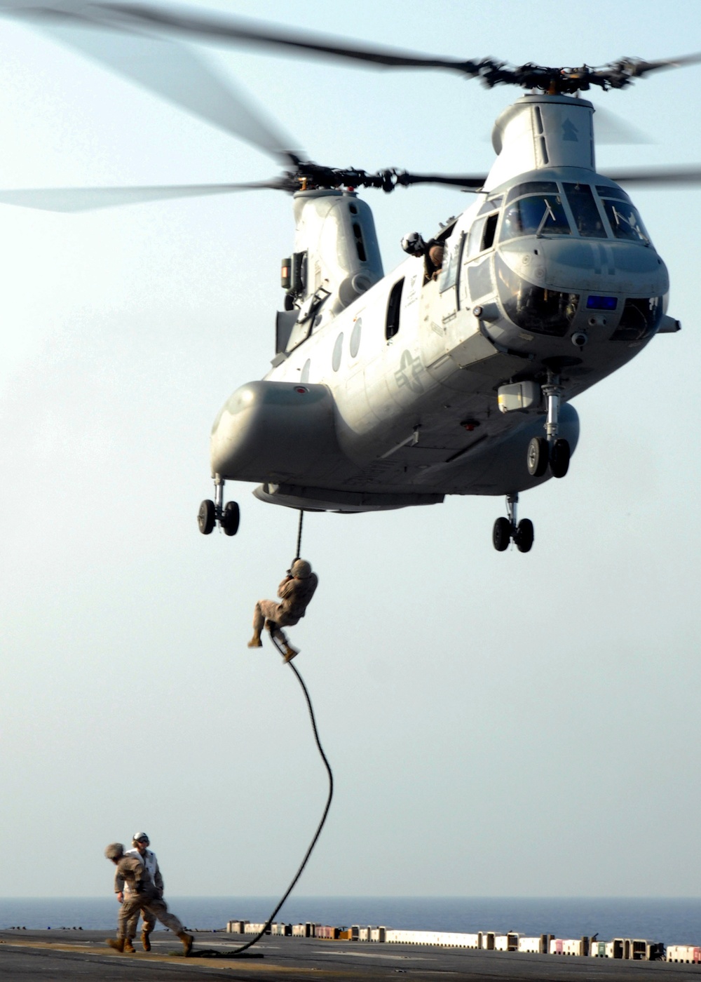 Marines practice fast-rope techniques on Red Sea