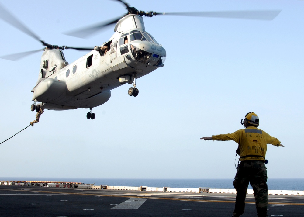 Marines practice fast-rope techniques on Red Sea