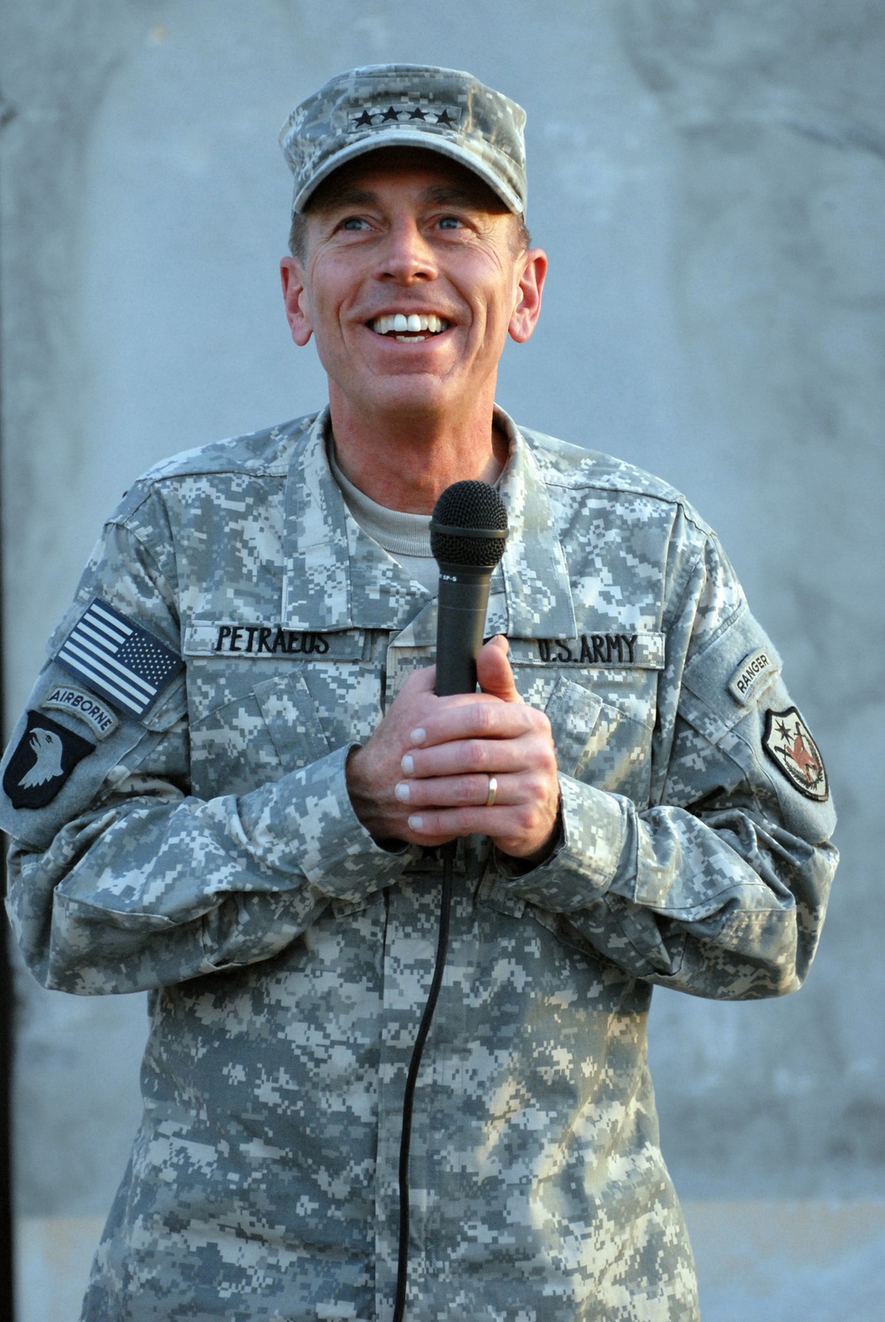 Petraeus recognizes preventive medicine Soldier