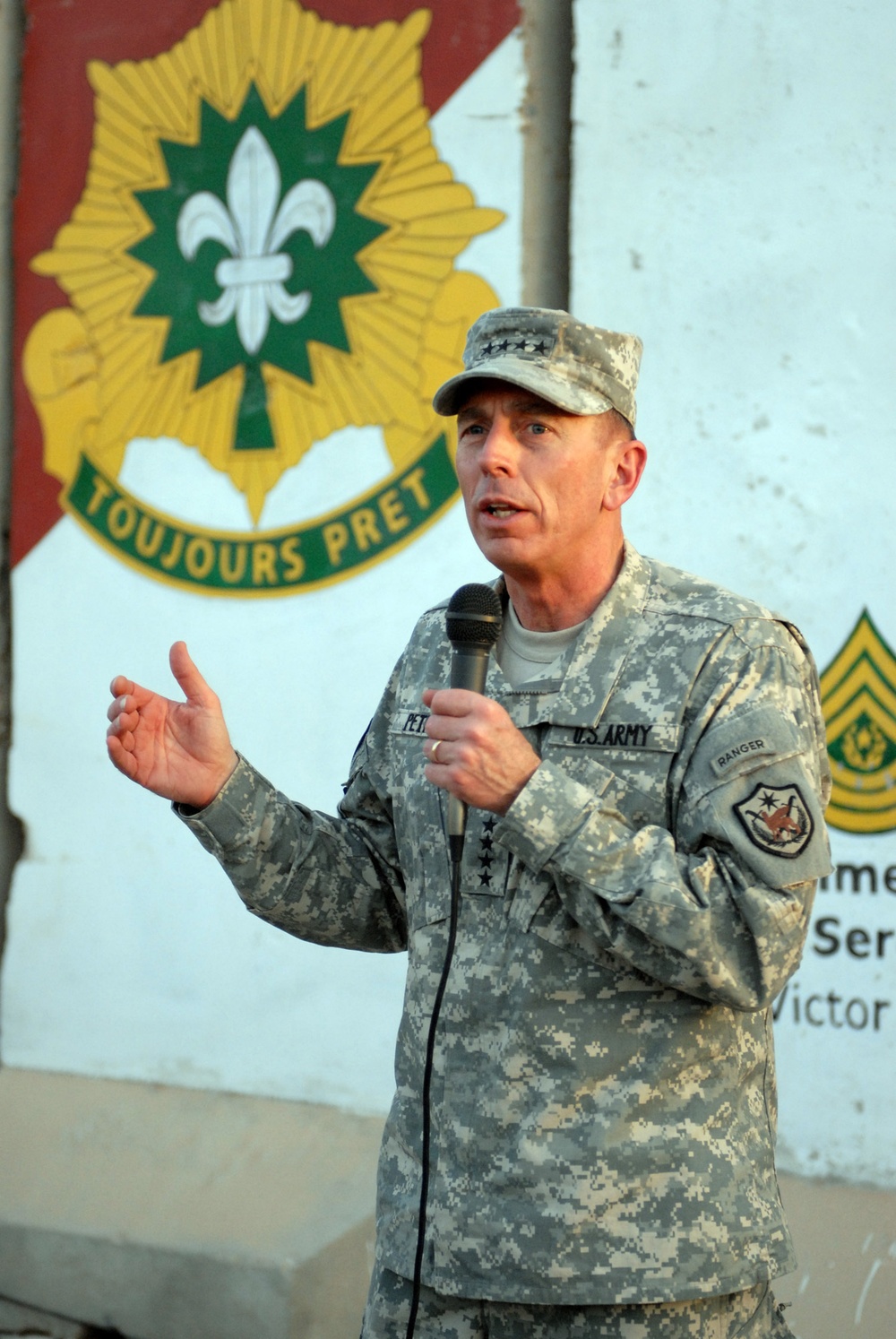 Petraeus recognizes preventive medicine Soldier