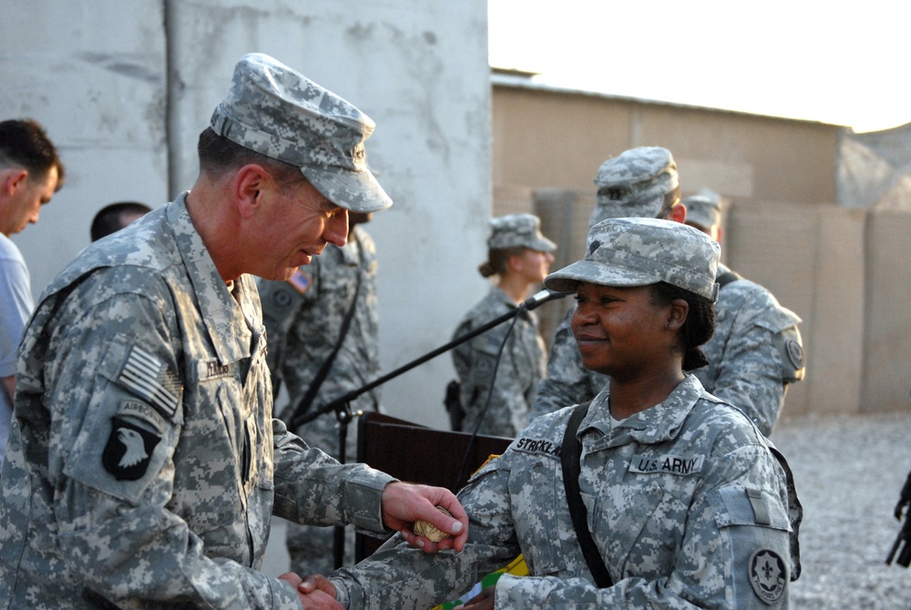 Petraeus recognizes preventive medicine Soldier