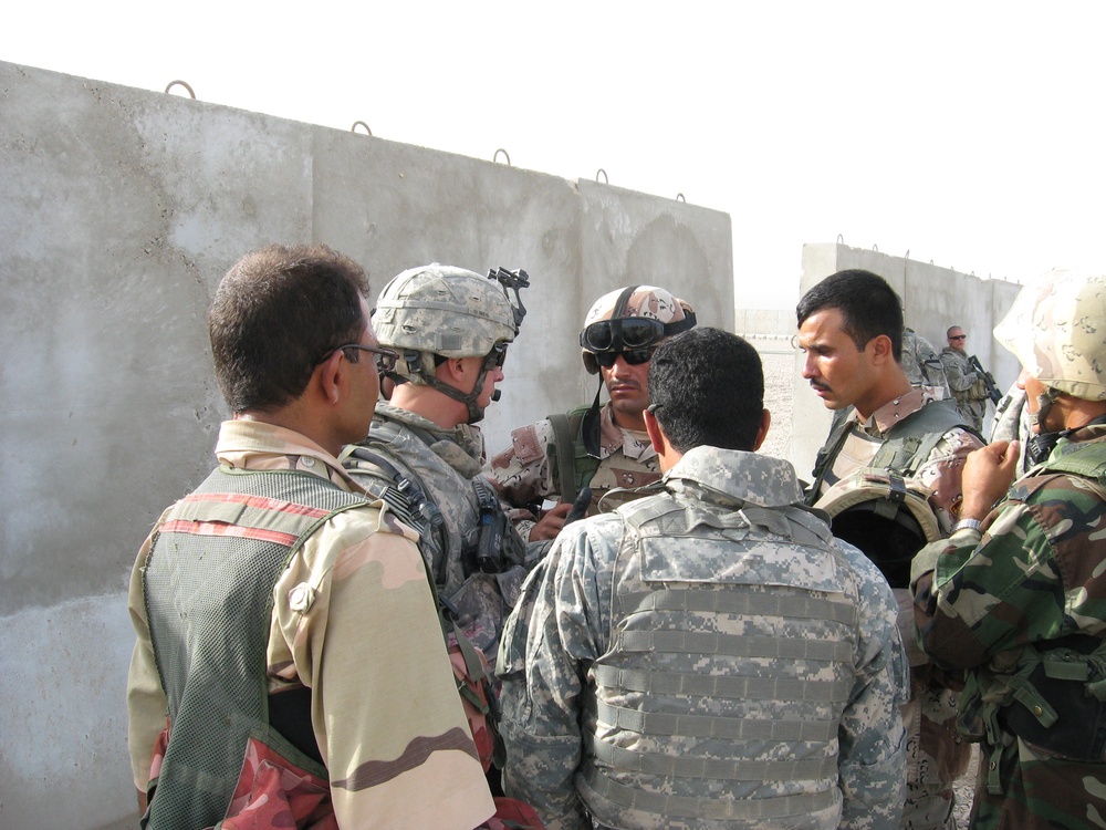 Iraqis partner with Garry Owen during aerial mission