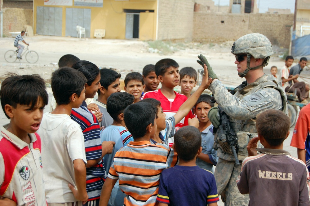 Soldier makes friends with Iraqi children