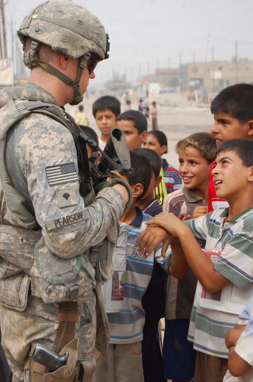 Soldier makes friends with Iraqi children