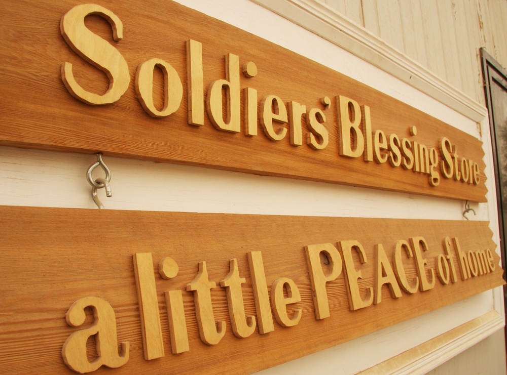 MND-B chaplain creates 'a little PEACE of home'