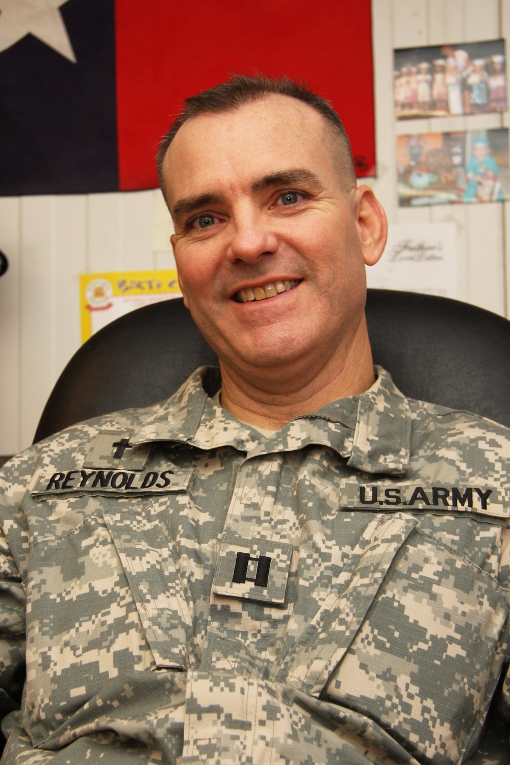 MND-B chaplain creates 'a little PEACE of home'