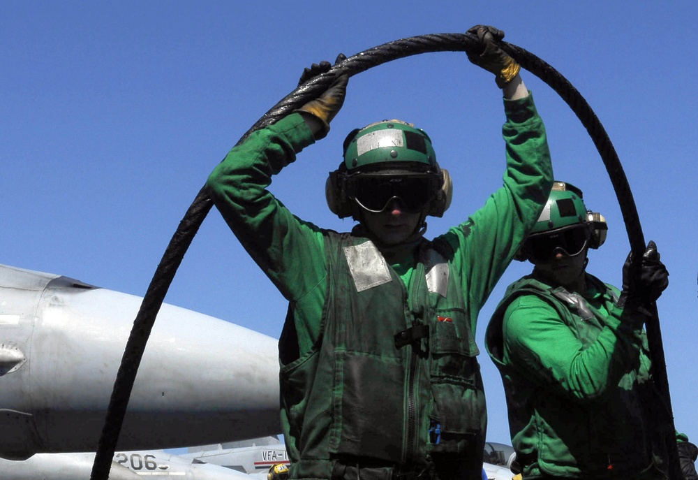 USS John C. Stennis gets new arresting gear cable
