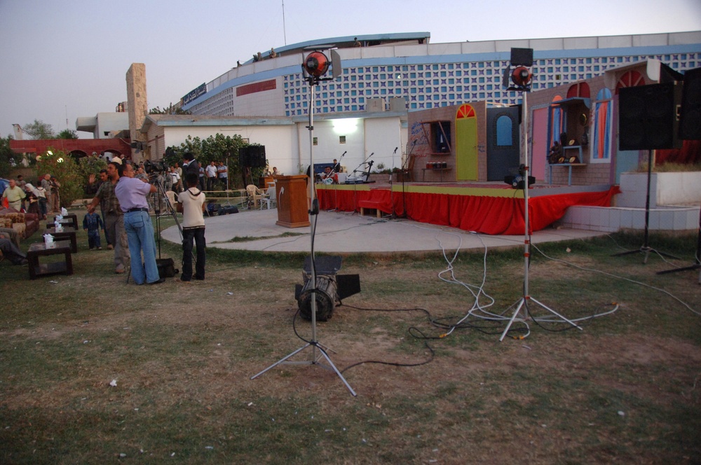 Iraqi Artists Present Play to Soldiers