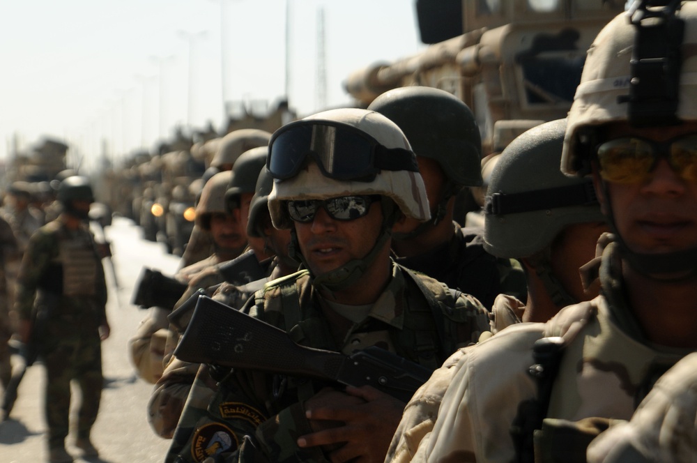 Iraqi Soldiers Distribute Information Pamphlets