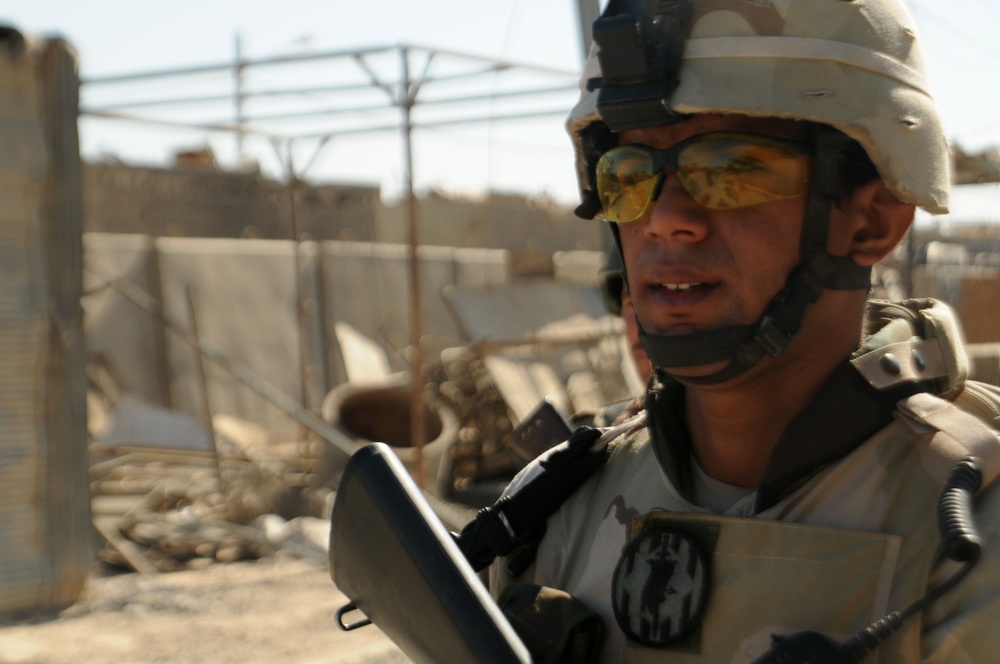 Iraqi Soldiers Distribute Information Pamphlets