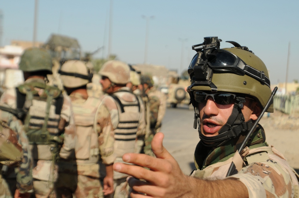 Iraqi Soldiers Distribute Information Pamphlets