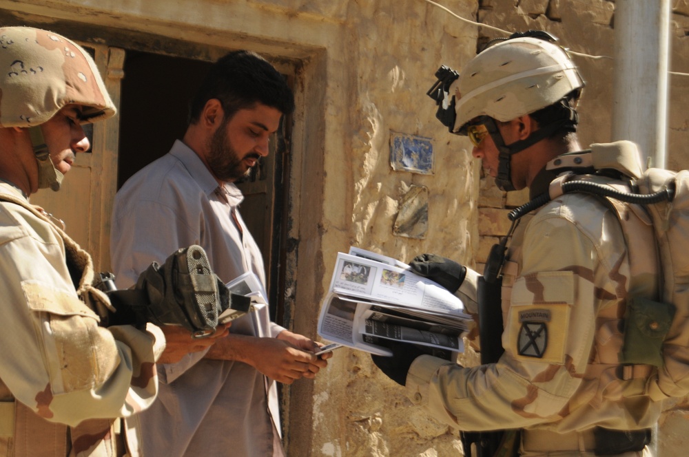 Iraqi Soldiers Distribute Information Pamphlets