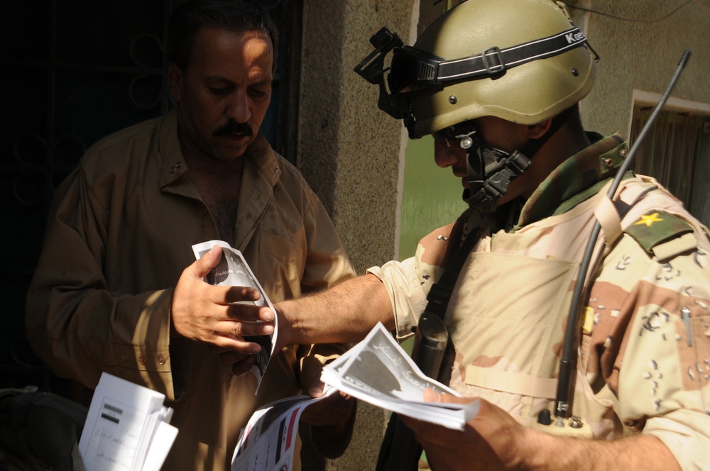 Iraqi Soldiers Distribute Information Pamphlets