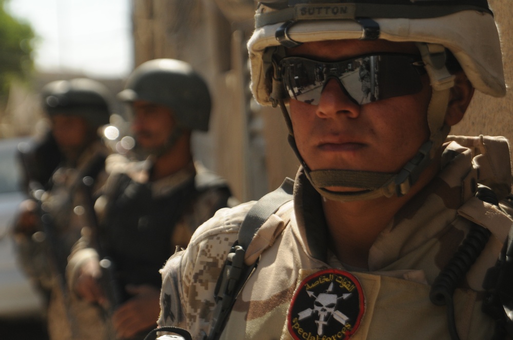 Iraqi Soldiers Distribute Information Pamphlets