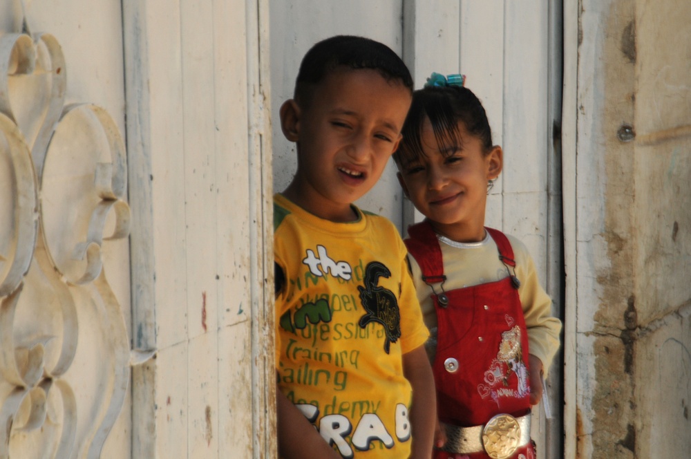Iraqi Soldiers Distribute Information Pamphlets