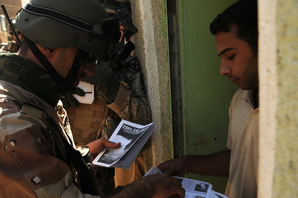 Iraqi Soldiers Distribute Information Pamphlets