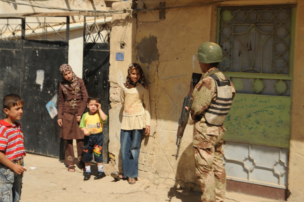 Iraqi Soldiers Distribute Information Pamphlets