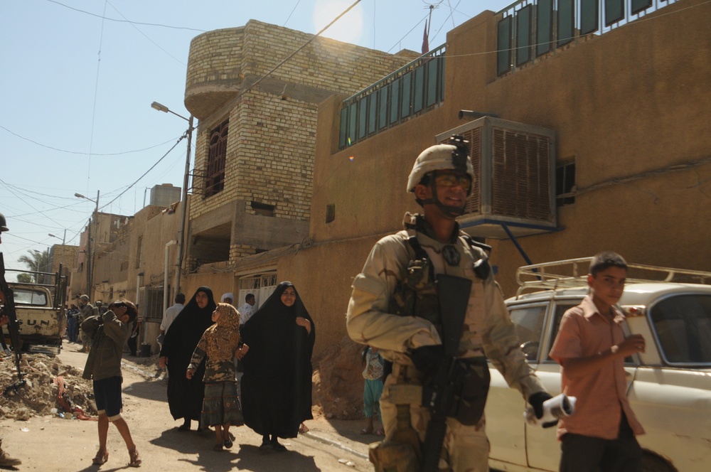 Iraqi Soldiers Distribute Information Pamphlets