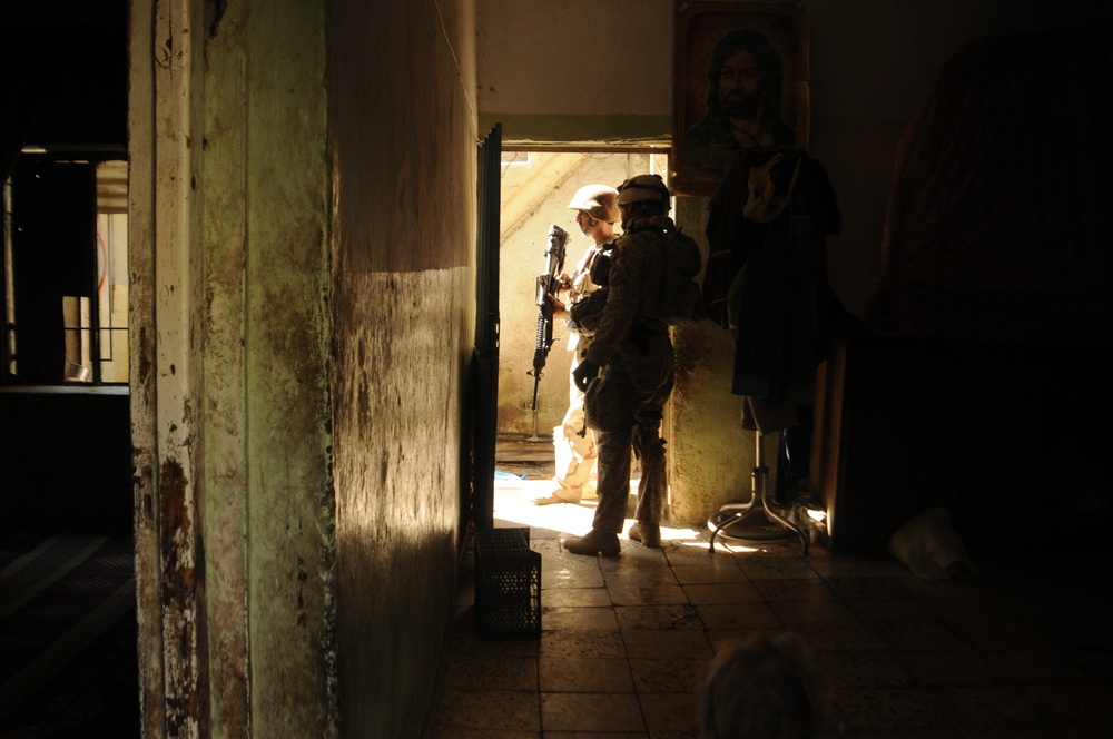 Iraqi Soldiers Distribute Information Pamphlets