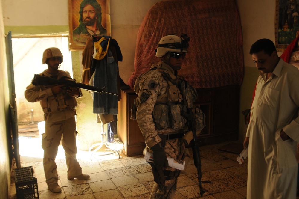 Iraqi Soldiers Distribute Information Pamphlets