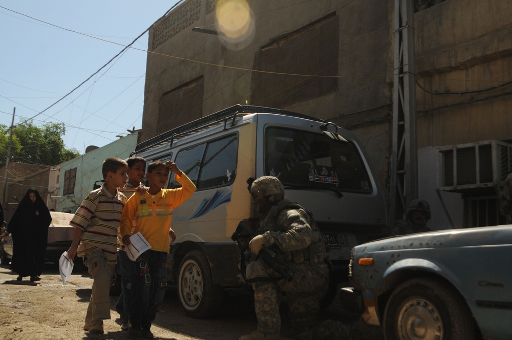Iraqi Soldiers Distribute Information Pamphlets