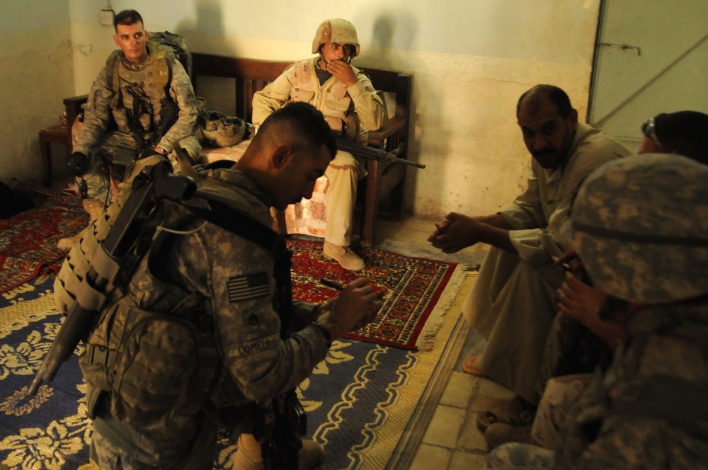 Iraqi Soldiers Distribute Information Pamphlets