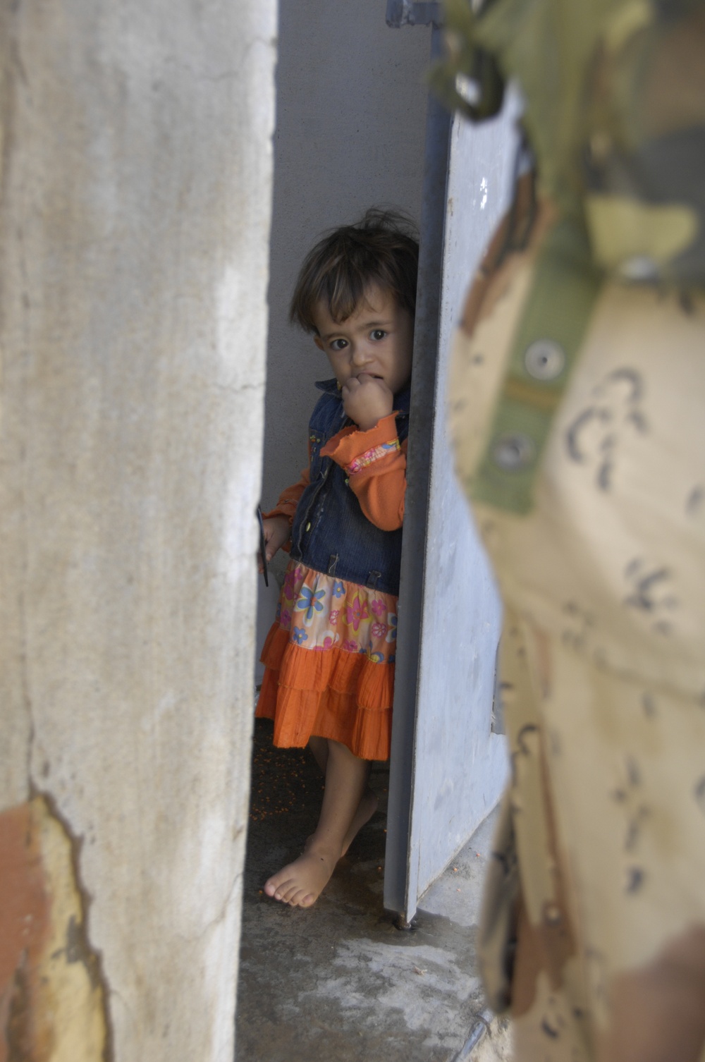 Iraqi Soldiers Conduct Good Neighbor Mission