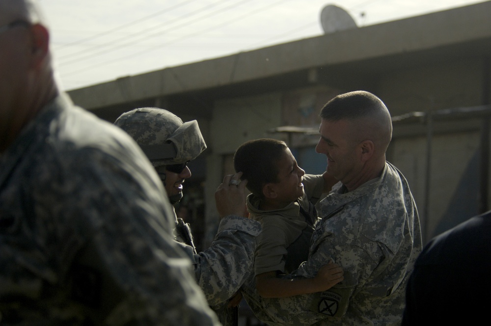 10th Mountain Leadership Visits Vendors in Taza